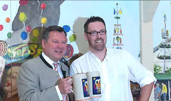 Bürgermeister Josef Schmid mit Kabrettist André Hartmann und dem neuen, offiziellen Wiesnkrug 2015 (©Foto: Martin Schmitz)